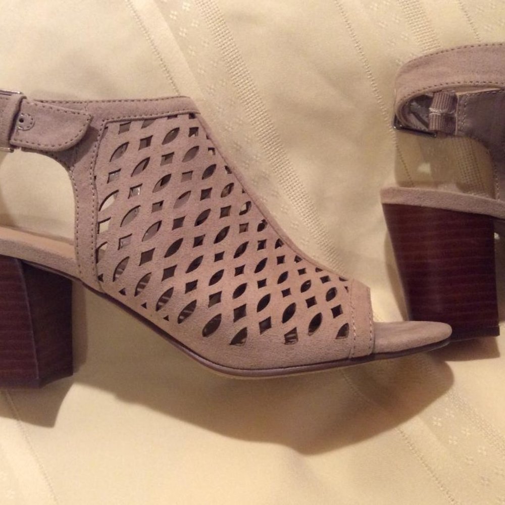 UNISA tan suede leather mesh peep-toe sandals 3" block heels NWOT Size 7 - Picture 4 of 6